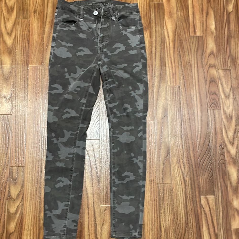 American Eagle Camo Size 6 High Rise Jeans